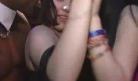 Ragazza succosa con tatuaggi sul massaggi erotici giapponese corpo