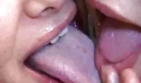 Ragazza con tatuaggio fatto un selvaggio lesbica massaggi erotici completi sesso su il letto