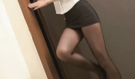Porno sul computer video erotici dolci portatile accarezzando figa 。