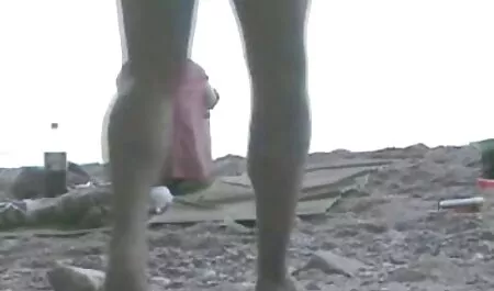 Ragazza erotici videos in posa sulla spiaggia
