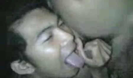 La bruna video erotico divertente snella geme ad alta voce