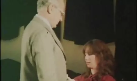 Bellissimo video erotico mature porno con basso ragazza bambino Никольс in calze autoreggenti